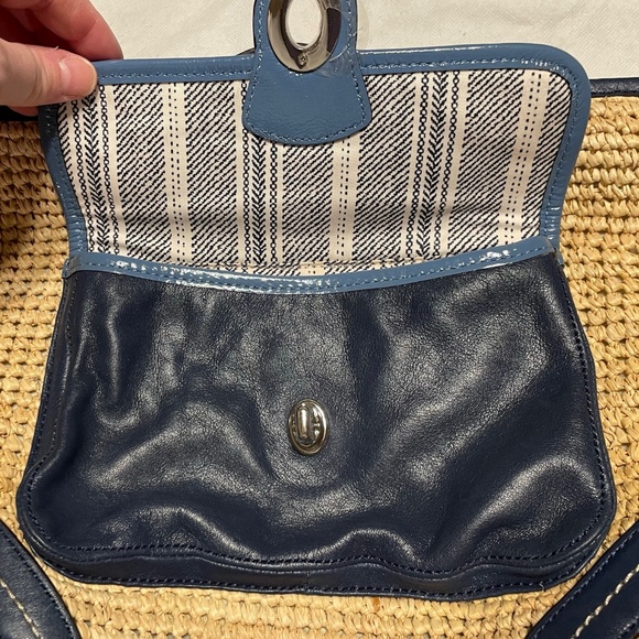 Coach. Natural Straw Tote Bag navy blue trim and pocket - Picture 6 of 8